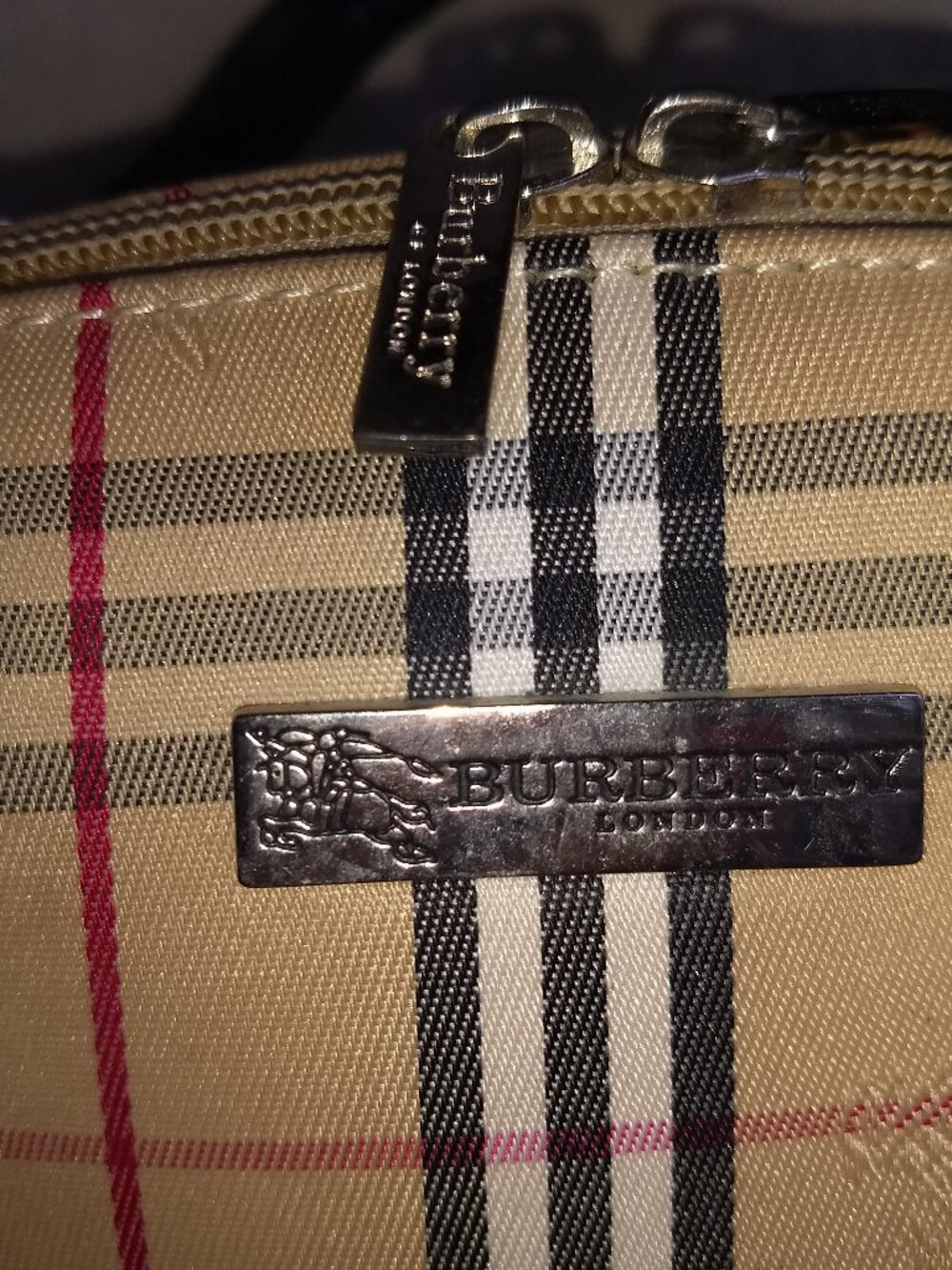 Mini Burberry (Not Authentic)  handbag. - Picture 4 of 12